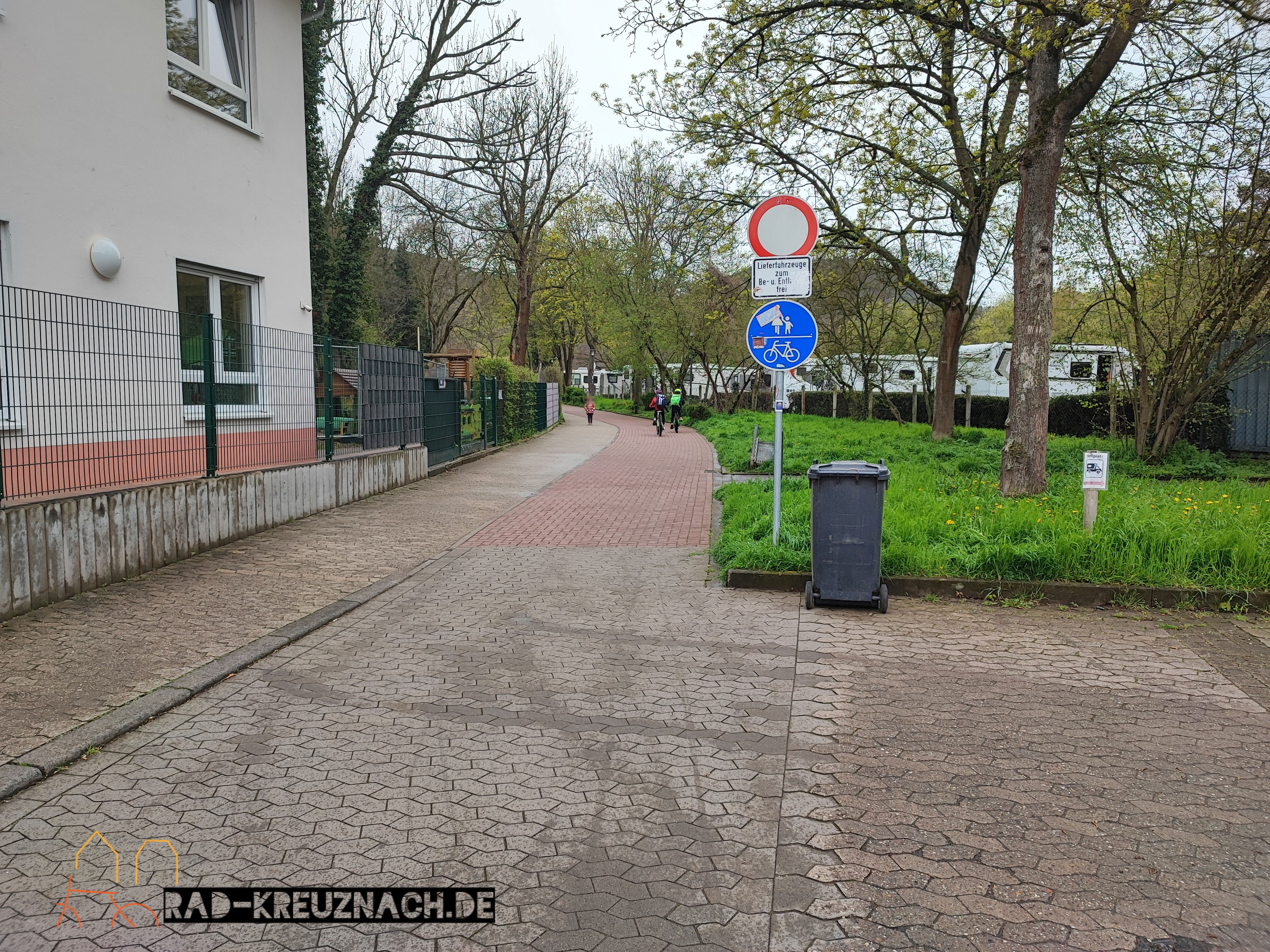 Gemeinsamer Fuß- und Radweg am Brauwerk. Rechts in rot gepflastert, links schmaler in grau gepflastert.