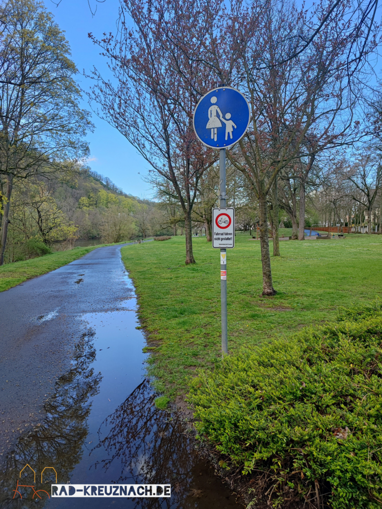 Fußweg an der Roseninsel. Großes Schild Gehweg, kleines Zusatzschild: Fahrrad fahren nicht gestattet.