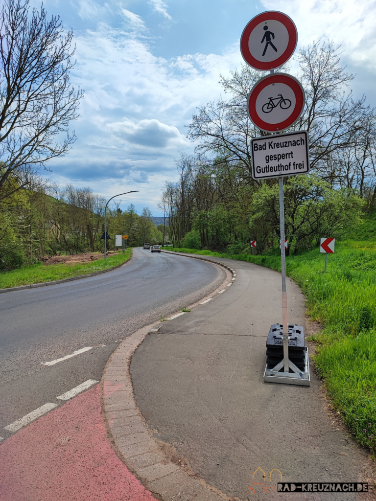 Gehweg bei Hargesheim mit Schildern Verbot für Radverkehr und Verbot für Fußgänger:innen